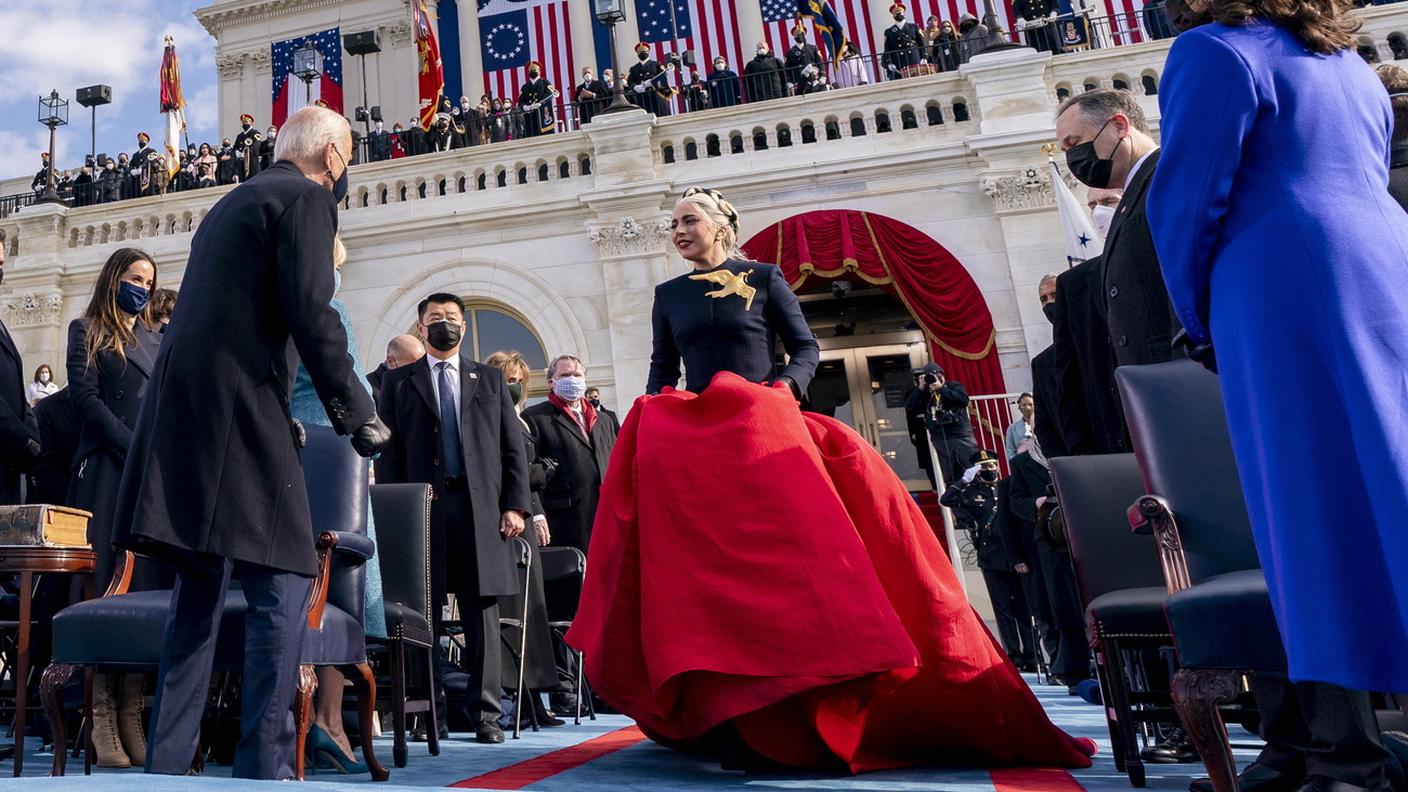 Lady Gaga con un abito Schiaparelli alla cerimonia di insediamento del presidente degli Stati Uniti Joe Biden, nel 2021