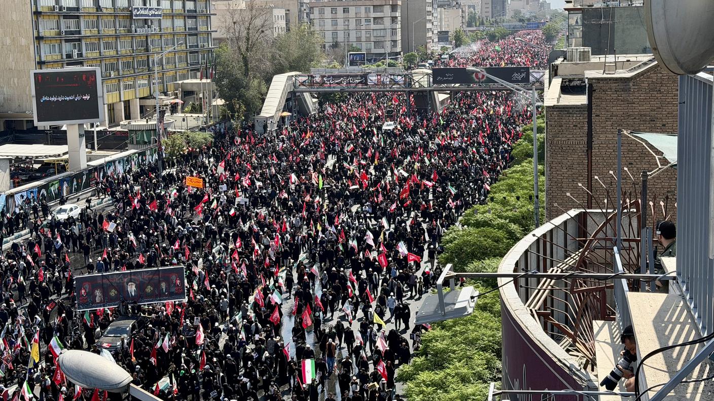 La folla che segue il corteo funebre