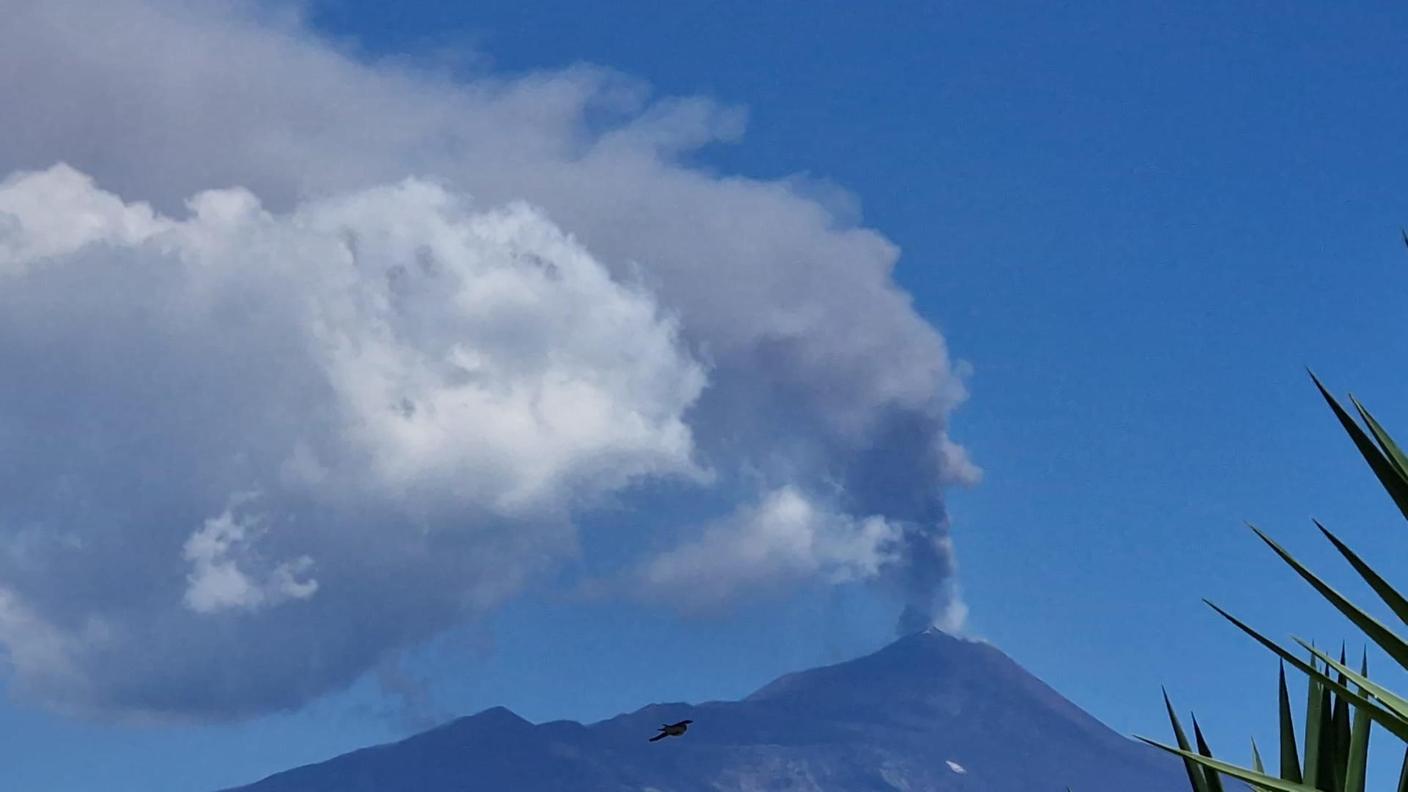 La nube di cenere ha raggiunto il chilometro e mezzo di altezza