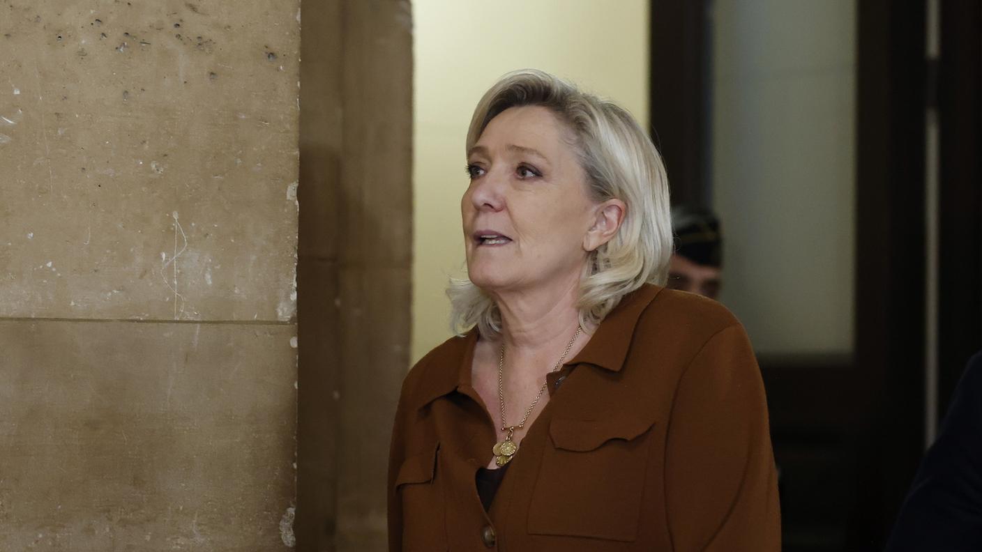 Marine Le Pen in aula nel giorno della richiesta di pena
