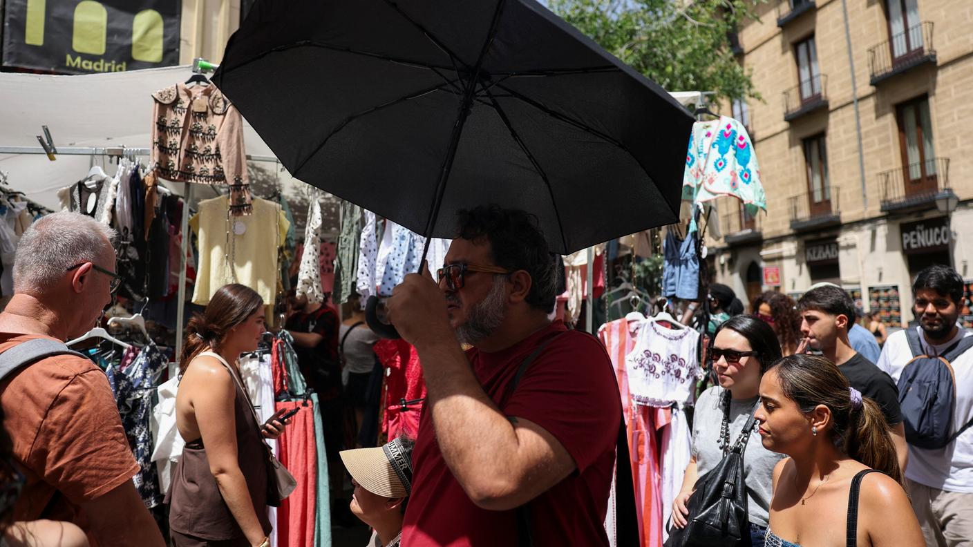 Al mercato con l'ombrello a Madrid