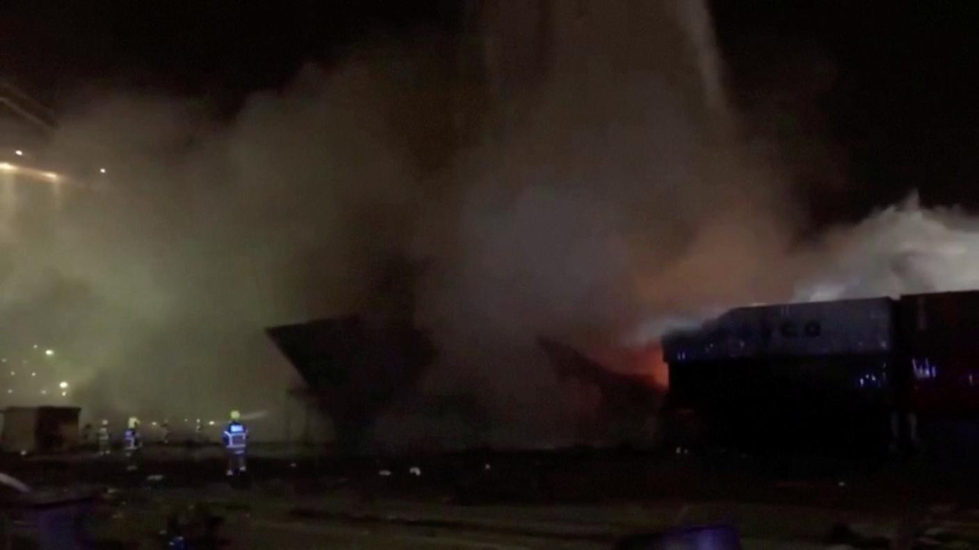 Cannoni ad acqua sono stati utilizzati per domare le fiamme