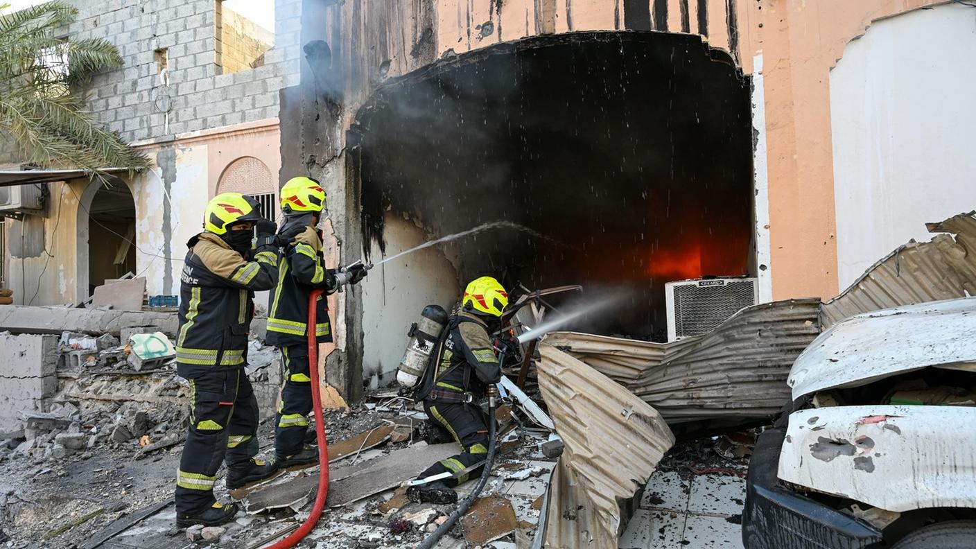 Pompieri del Bahrein intervengono per spegnere un incendio dopo un attacco di droni iraniani sul Paese