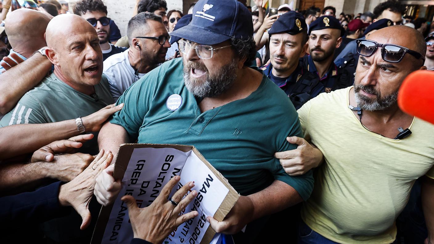 Mario Adinolfi, giornalista e leader del Popolo della Famiglia, durante la manifestazione Roma Pride 2026