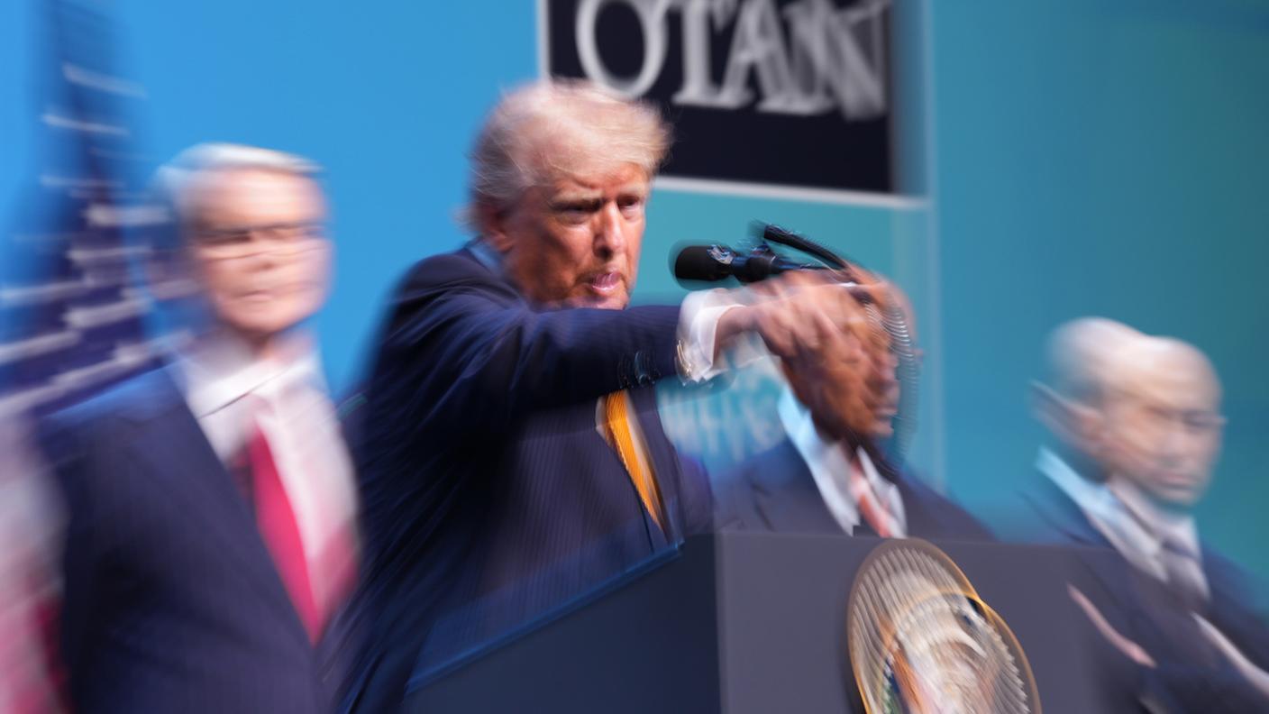 Uno scatto mosso del presidente americano durante la conferenza stampa finale