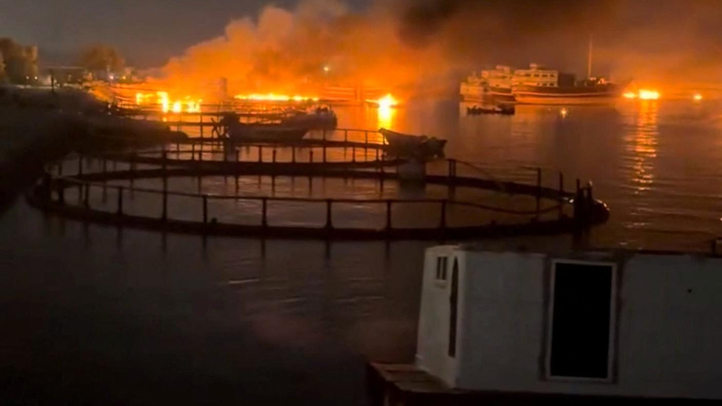Le esplosioni, martedì sera, durante i primi attacchi americani nei pressi di Hormuz
