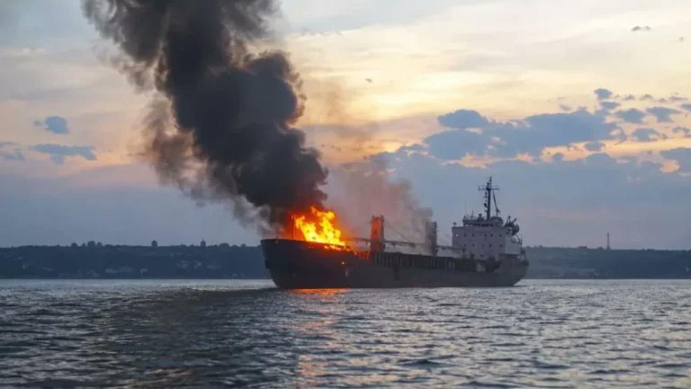 Una delle navi della flotta ombra di Mosca colpita dai droni ucraini nelle ultime ore