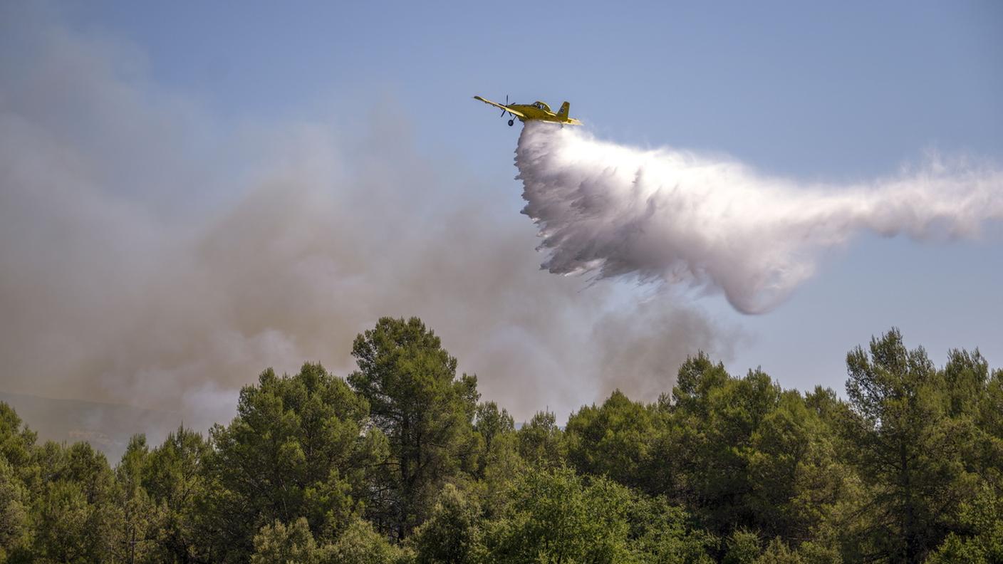 Spagna, vasto incendio causa almeno 12 morti