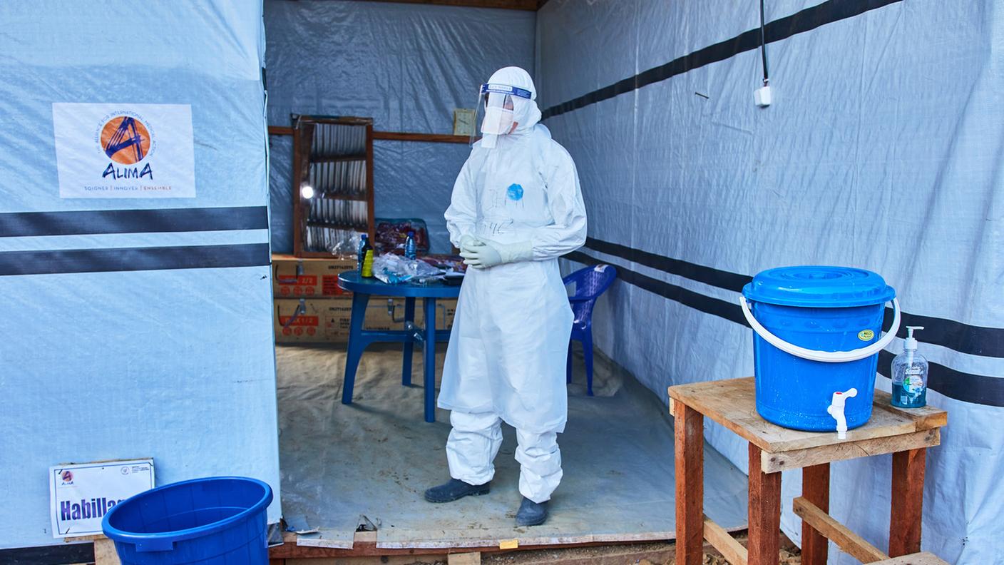 Un operatore sanitario al Centro Medico Evangelico di Bunia, nella parte orientale del Congo, dove sono previsti studi clinici sull'Ebola