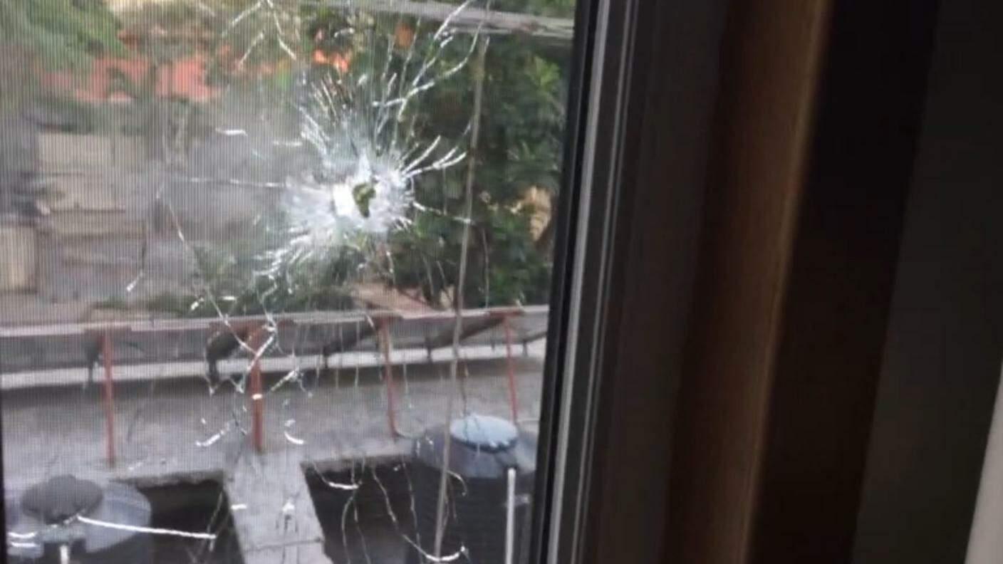 Crivellato da un proiettile il vetro di una finestra dell'abitazione di Daniel Soupper