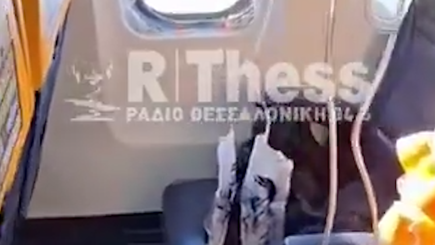 Finestrino si rompe su un volo Ryanair, passeggero salvato dal risucchio