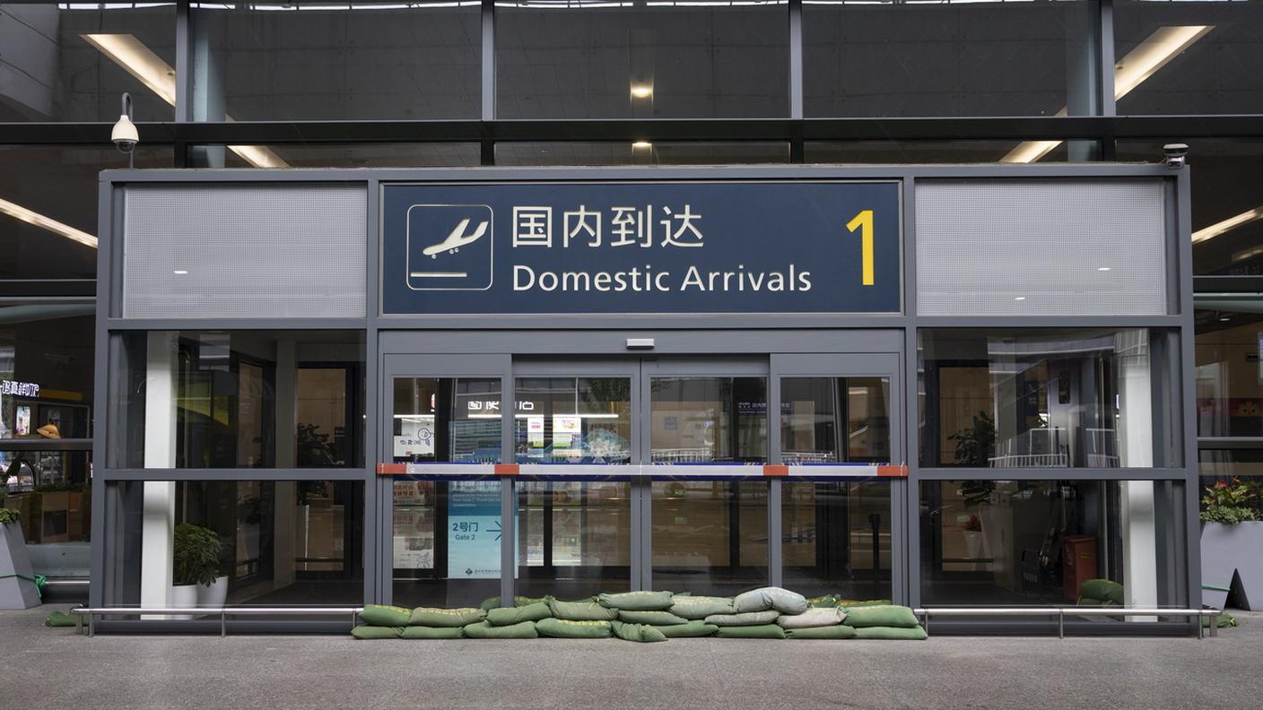 Un gate all'aeroporto di Wenzhou protetto con sacchi di sabbia prima del passaggio di Bavi