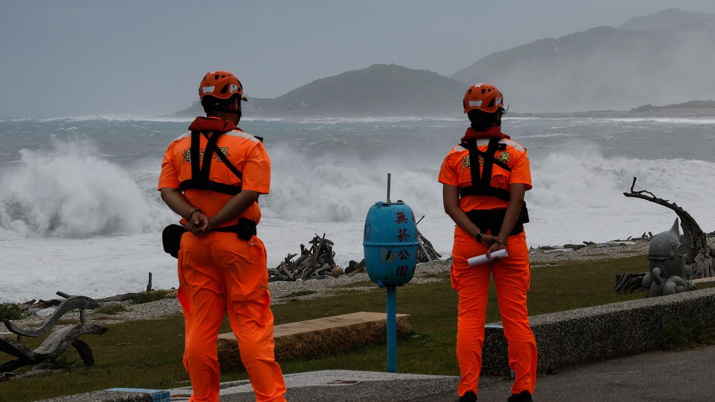 Il personale della guardia costiera taiwanese pattuglia la zona costiera della città di Hualien, a Taiwan