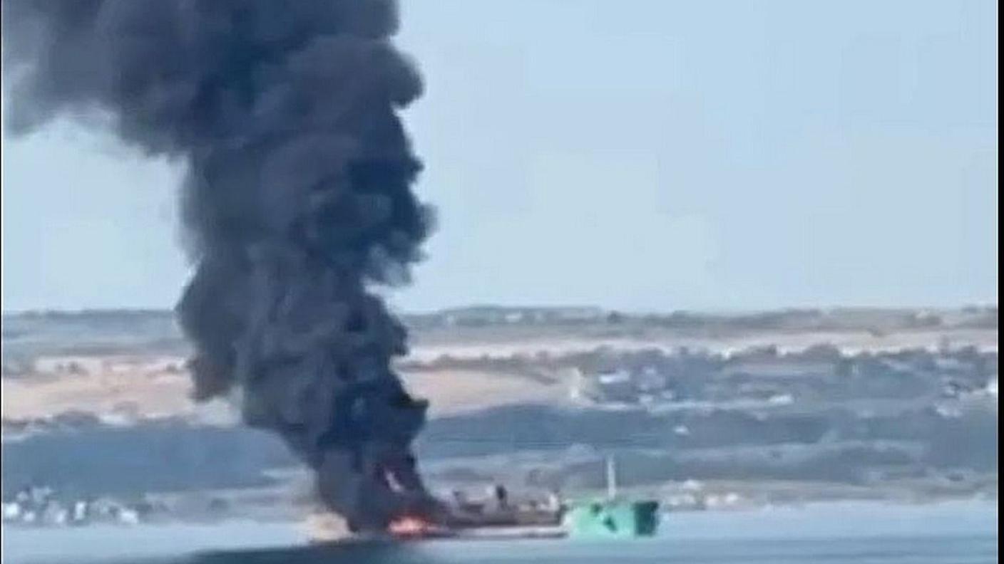 Una delle imbarcazioni russe colpite sabato mattina dai droni ucraini nel Mare di Azov