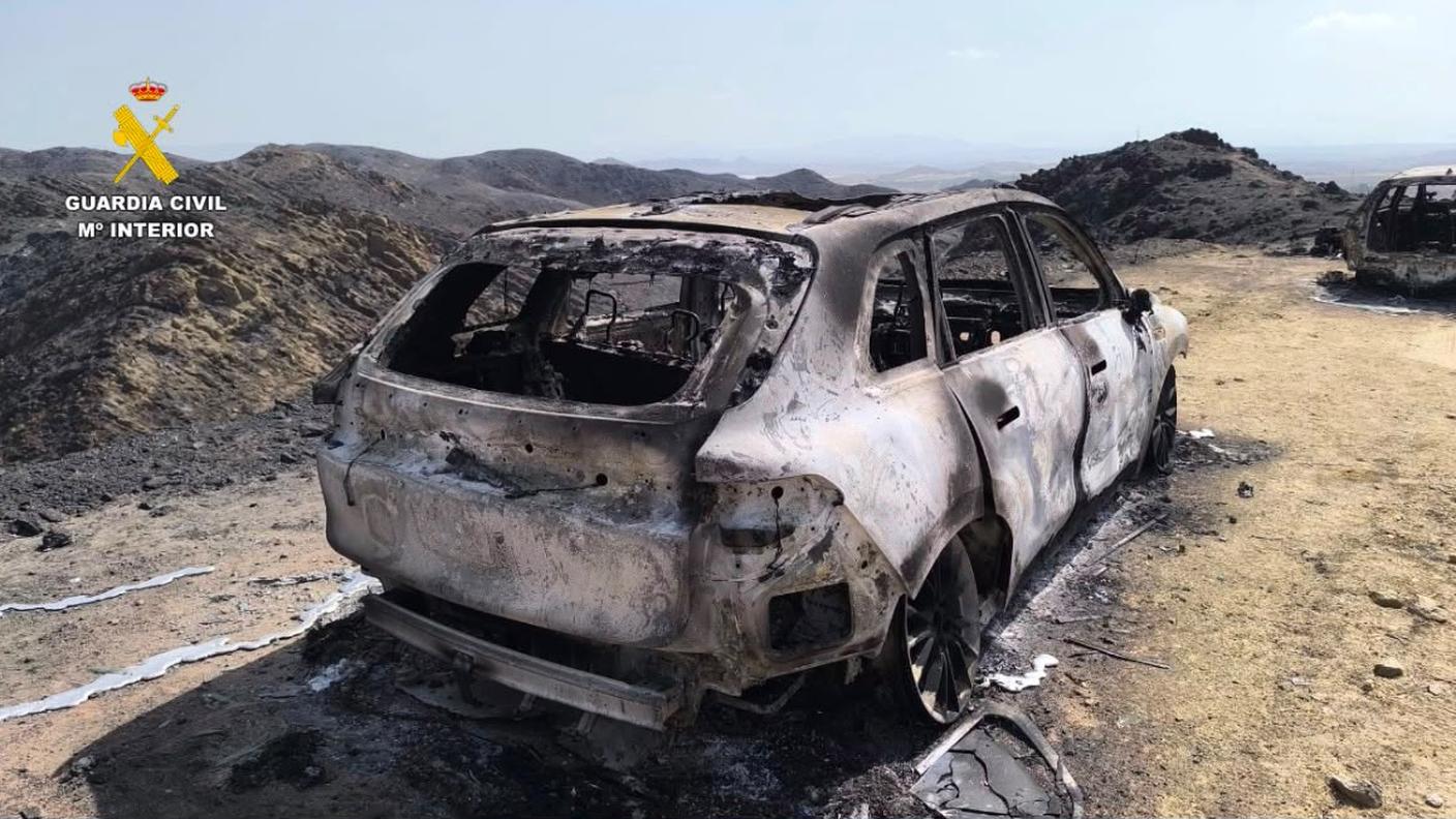 Una vettura completamente carbonizzata dalle fiamme