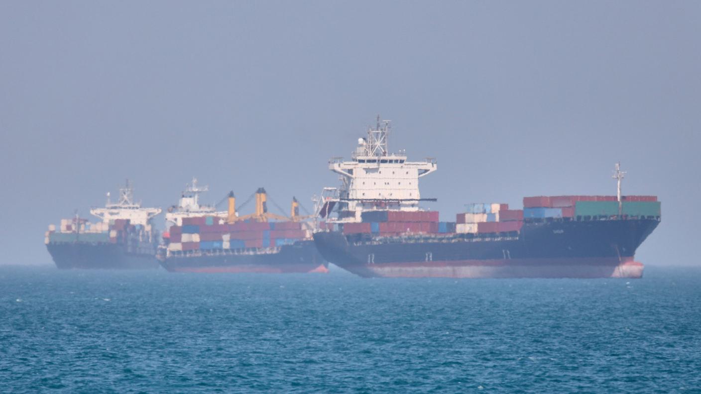 Navi mercantili alla fonda nello Stretto di Hormuz dopo la chiusura decisa unilateralmente dagli iraniani KEY.jpg