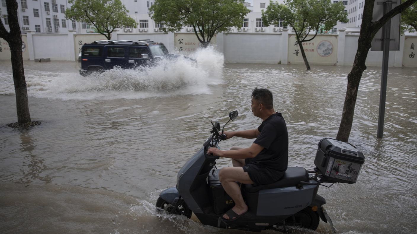 A Wenzhou le strade si sono trasformate in veri e propri fiumi