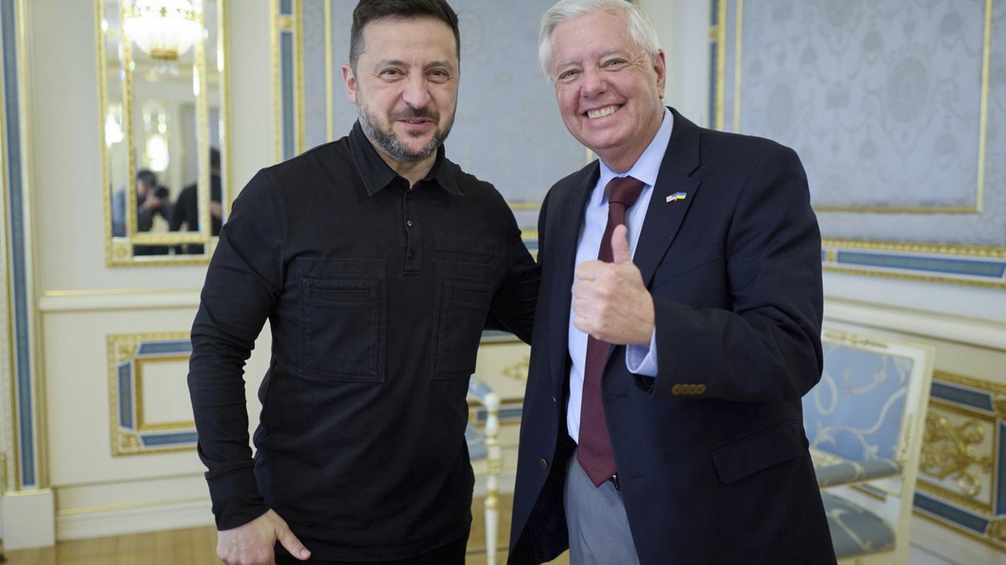 Il senatore Lindsey Graham on il presidente ucraino Volodymyr Zelensky venerdì a Kiev