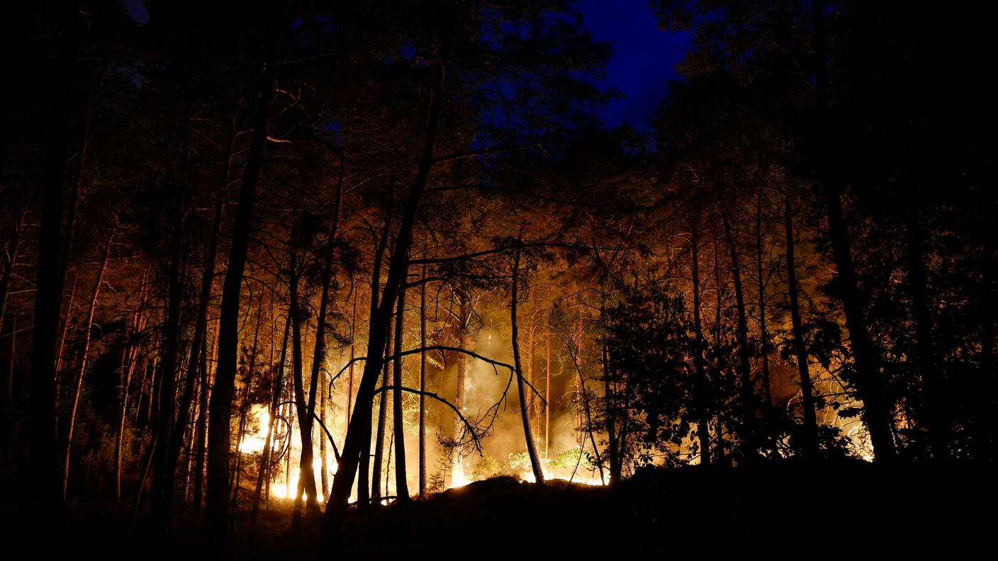 Foresta in fiamme la scorsa notte a Noisy-sur-Ecole, vicino aFontainebleau