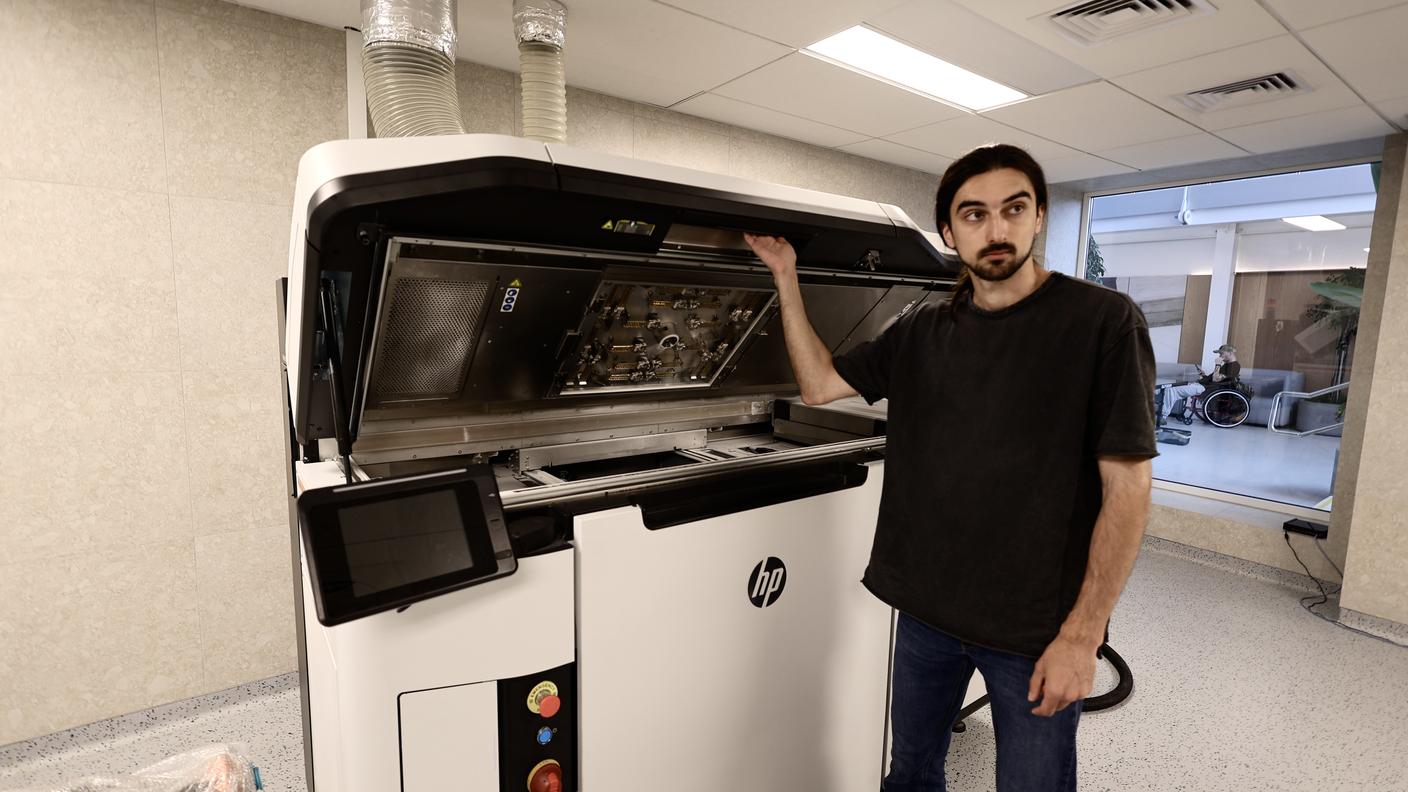 Arkadii Bohdan con una delle stampanti 3D usate al Superhumans Center di Leopoli