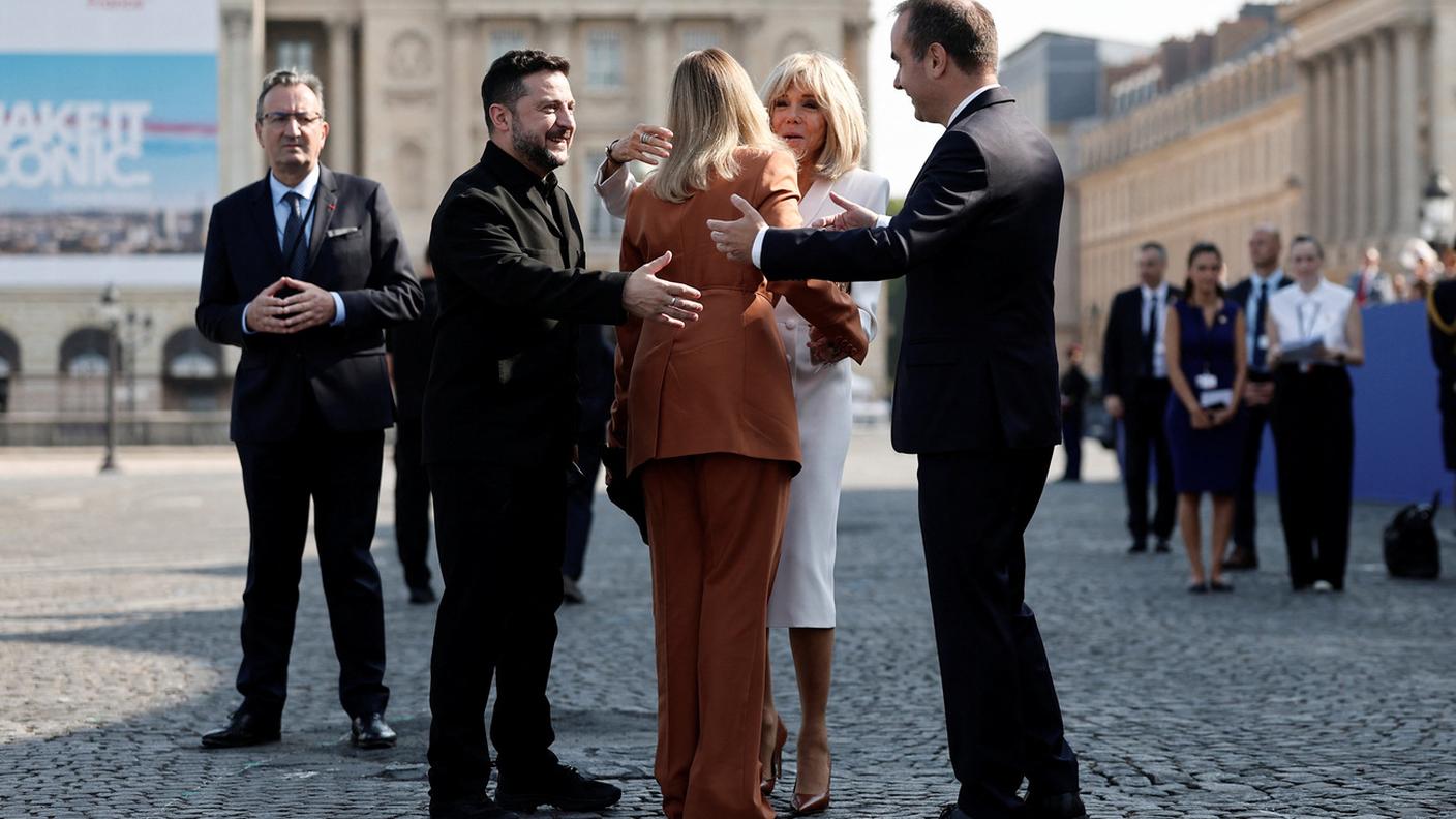 Il presidente ucraino Volodymir Zelensky accolto dal primo ministro francese Sebastien Lecornu e dalla première dame Brigitte Macron