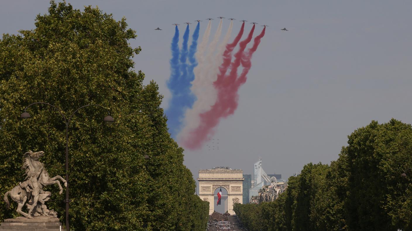 La Patrouille de France disegna in cielo il tricolore