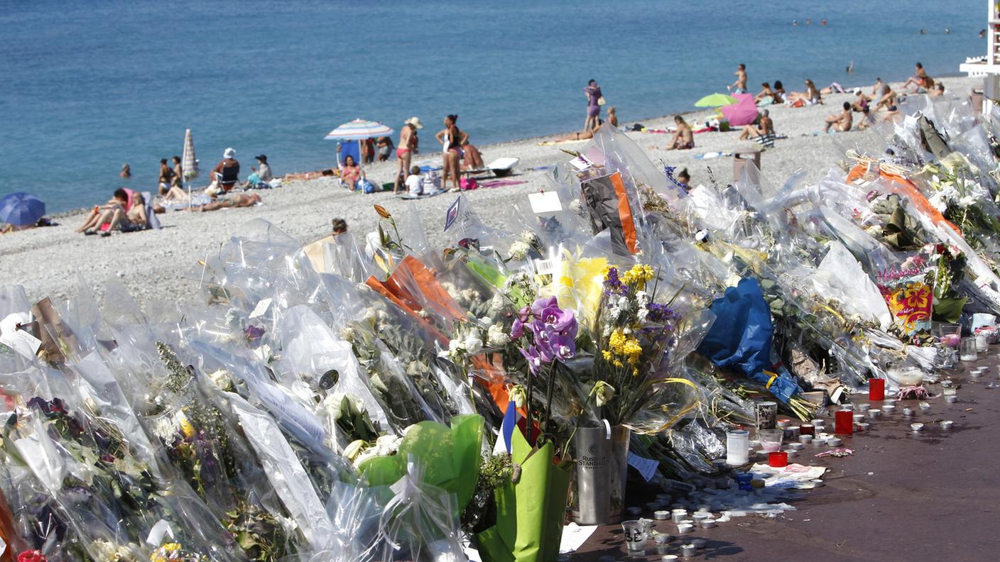 Fiori e messaggi sulla Promenade des Anglais nel 2016 per commemorare le vittime