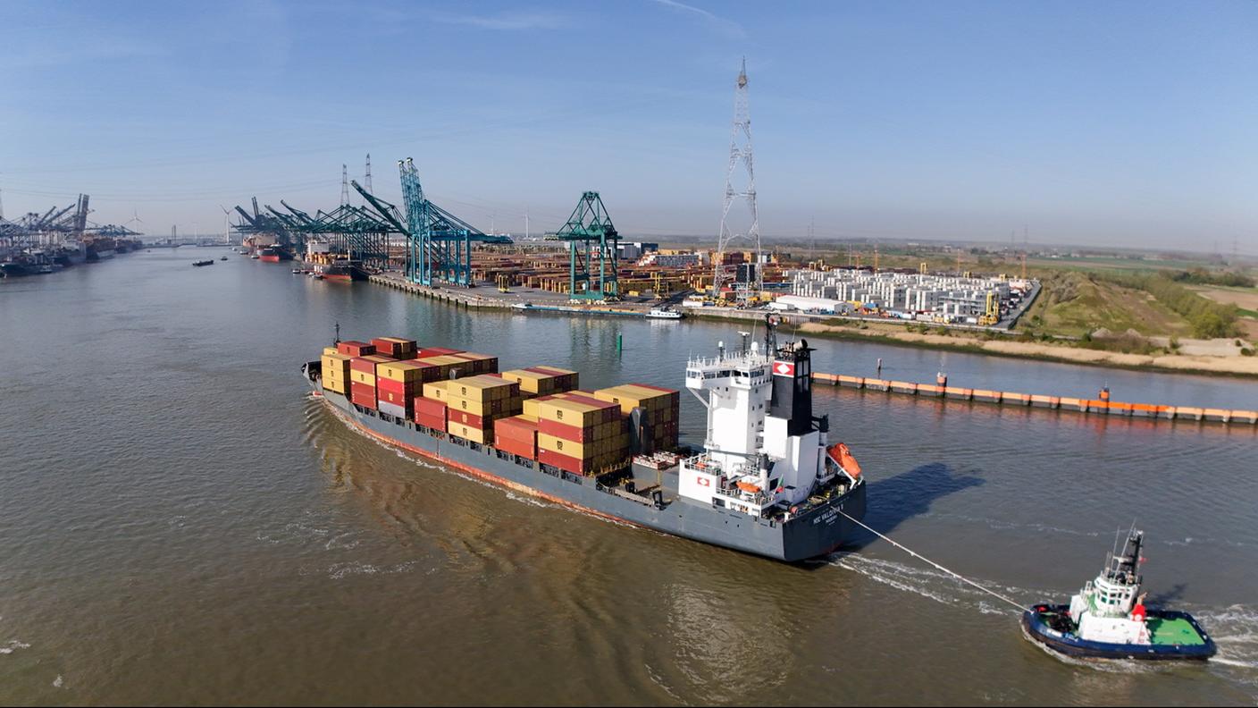 Una nave cargo in entrata nel porto di Anversa