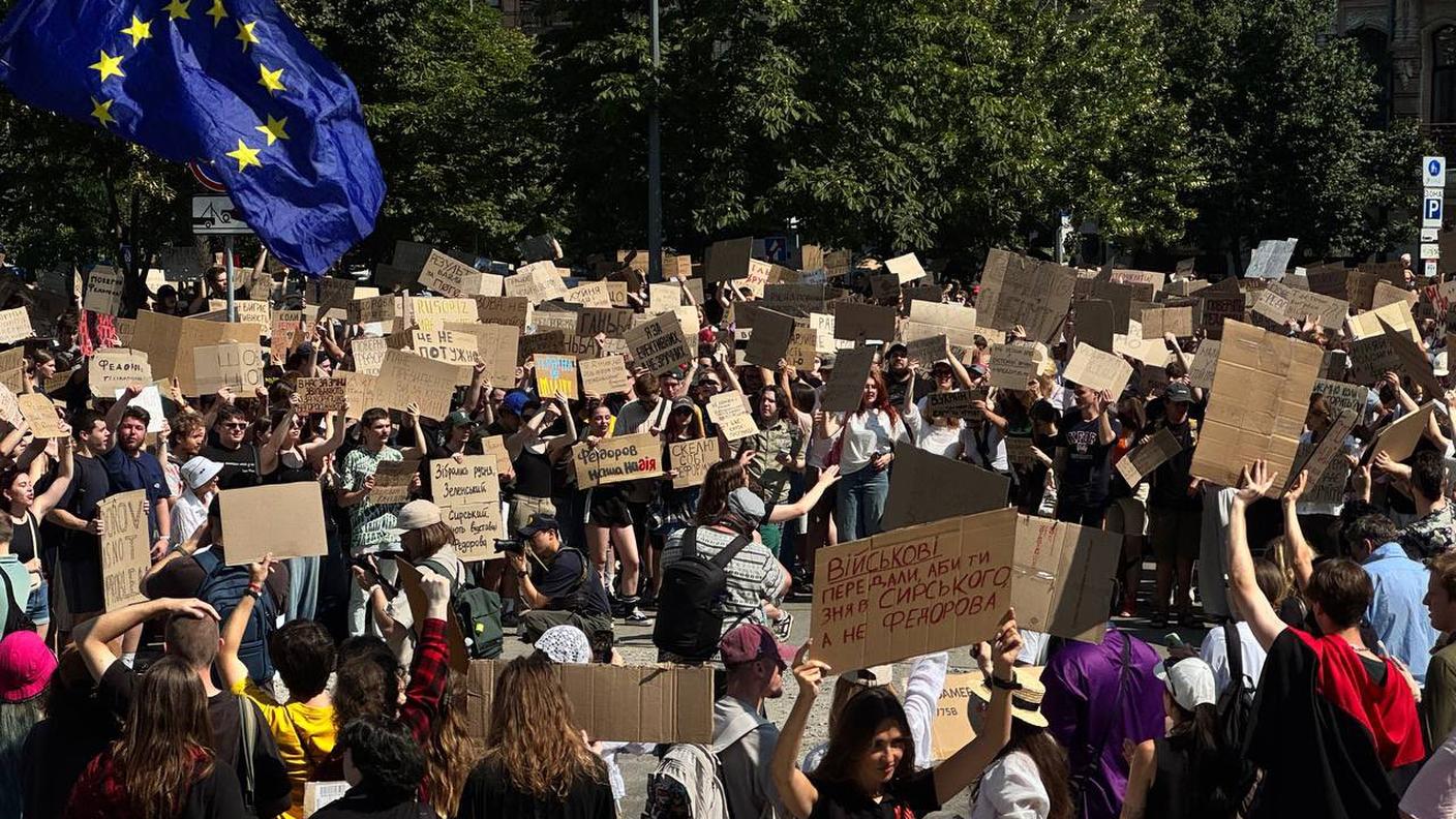 Migliaia di ucraini sono scesi in piazza giovedì a Kiev e in altre città contro le dimissioni del ministro
