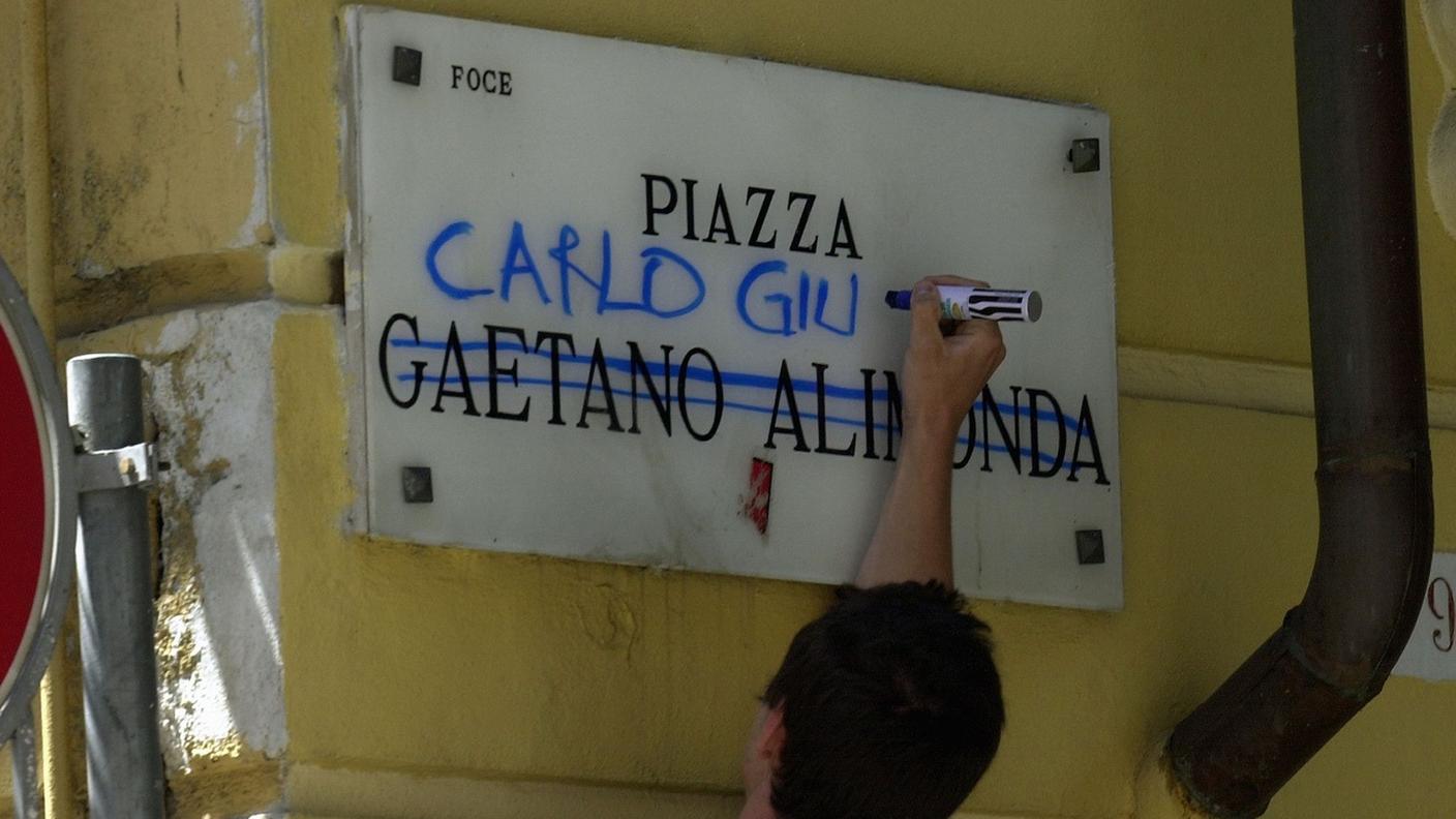 Piazza Alimonda viene ribattezzata da un giovane "Piazza Carlo Giuliani ragazzo"