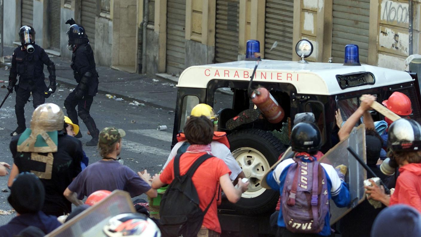 Gli istanti che precedono la morte di Carlo Giuliani, ma non è lui a scagliare l'estintore rosso