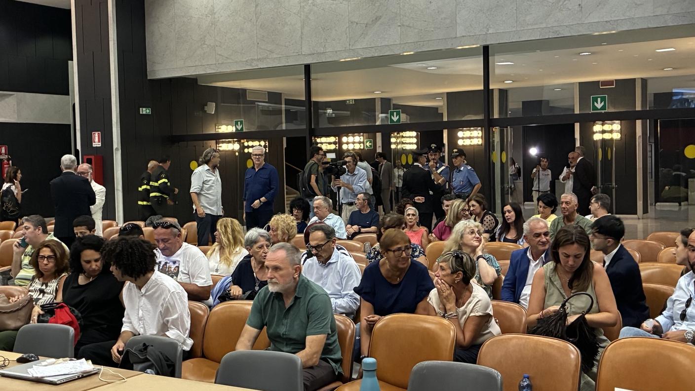 Famigliari delle vittime, qui ripresi stamani nell'aula della corte