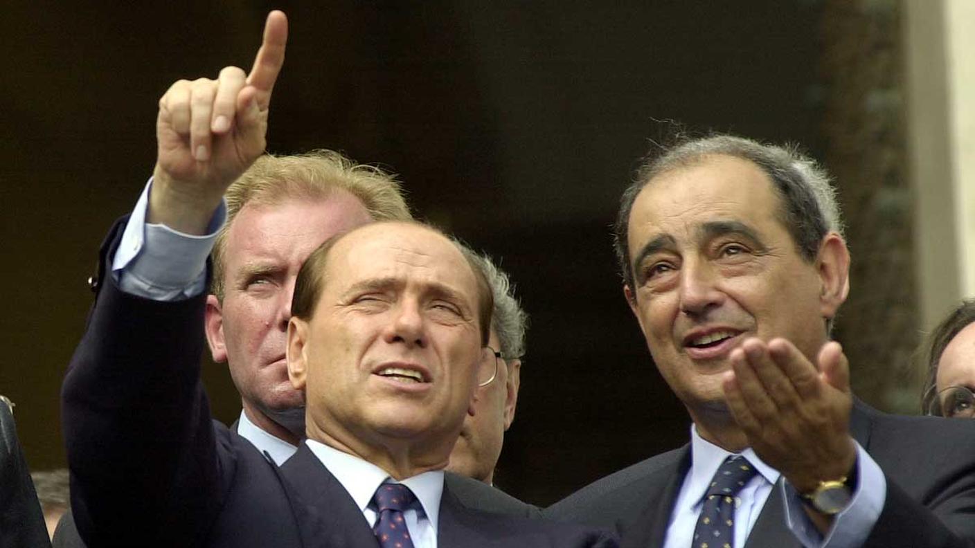 Il sopralluogo del premier Silvio Berlusconi con Giuseppe Pericu, sindaco di Genova, è il 29 giugno 2001