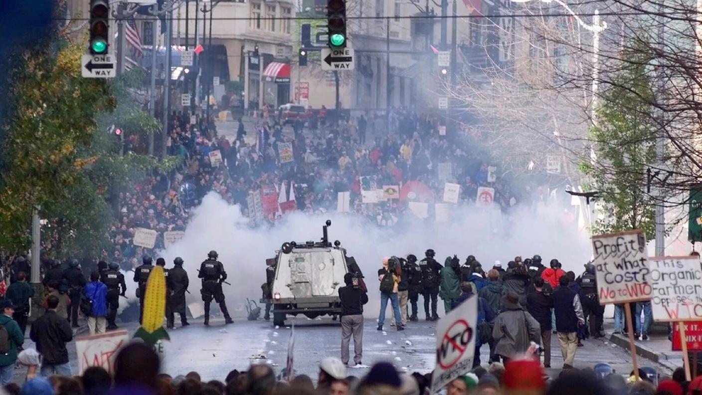 Scontri tra polizia e manifestanti al WTO di Seattle il 30 novembre 1999