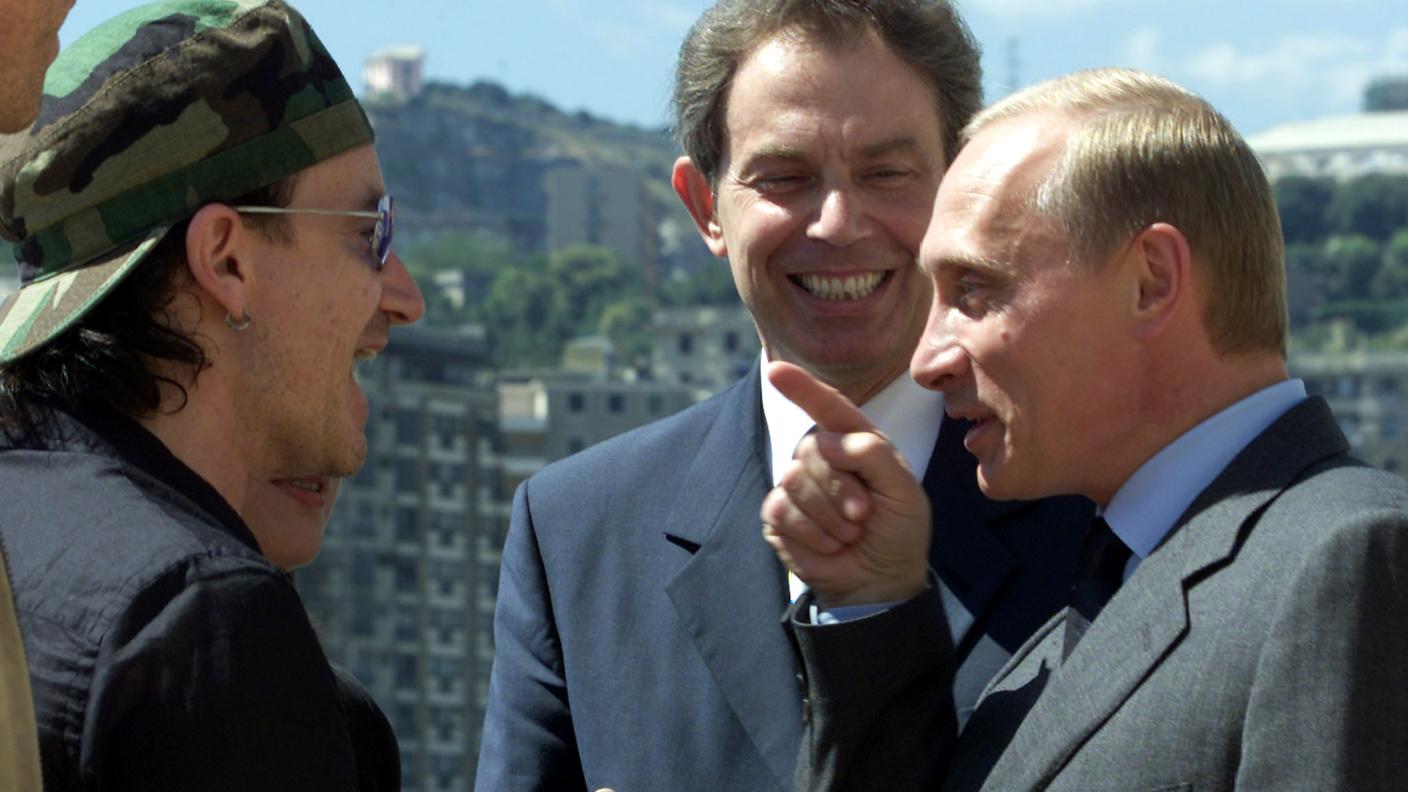 In occasione del G8 del 2001 a Genova la rockstar Bono Vox, a sinistra, scherza amabilmente con Vladimir Putin e Tony Blair