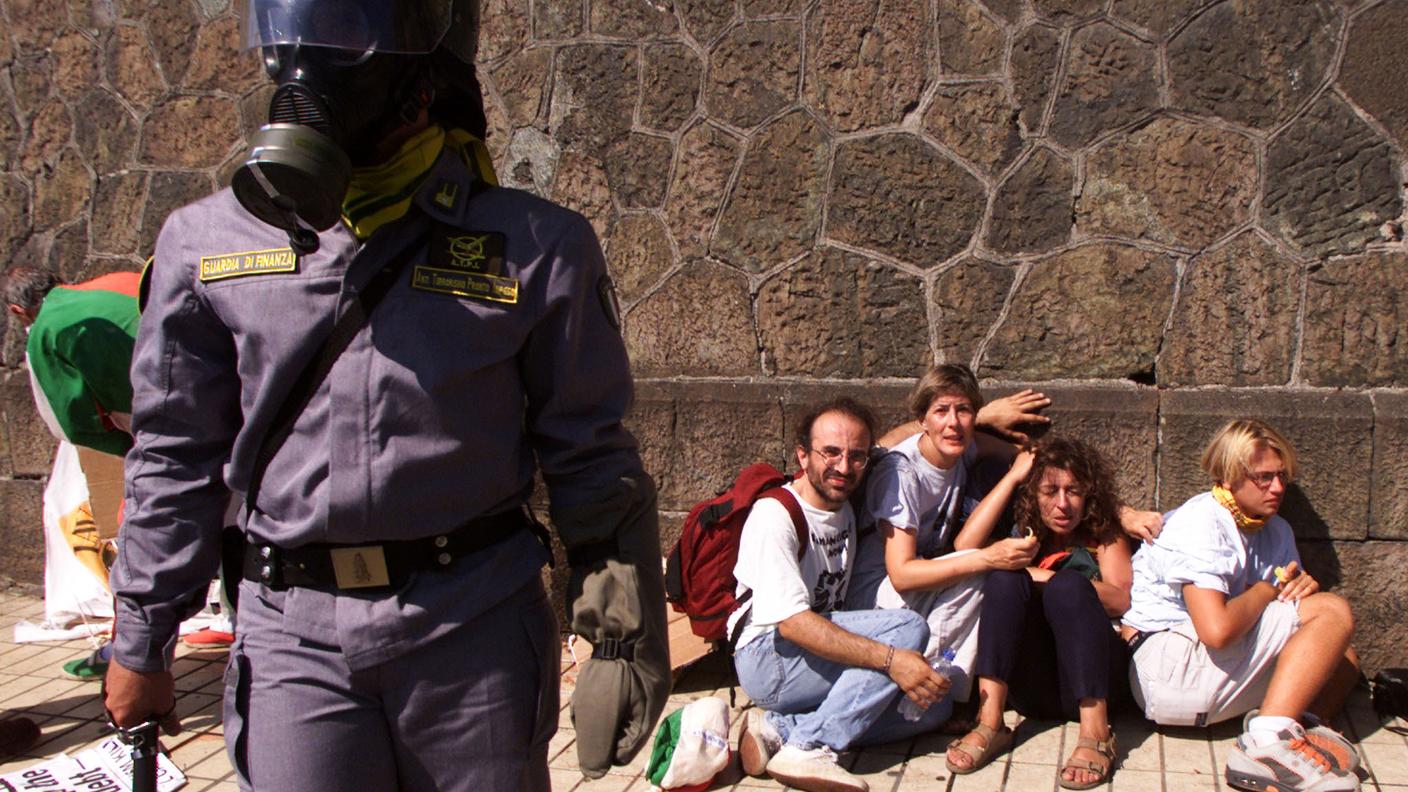 Manifestanti su un marciapiede nel centro di Genova il 21 luglio 2001