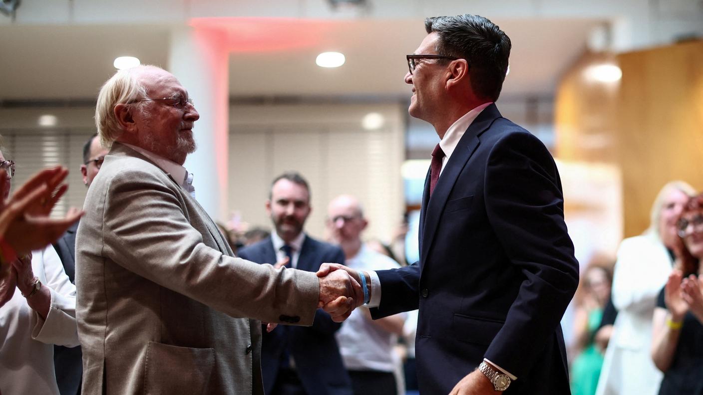 Neil Kinnock strince la mano ad Andy Burnham