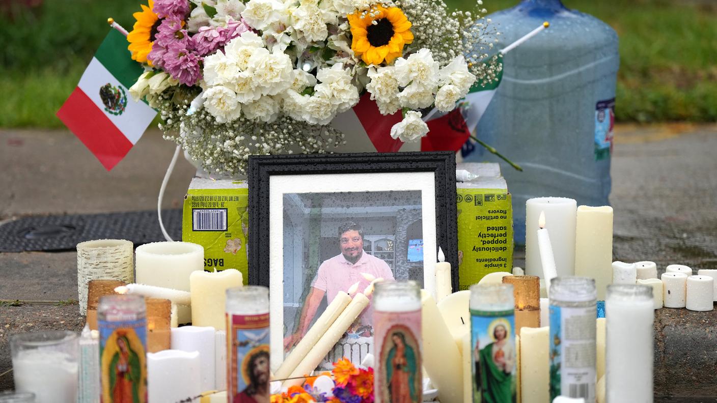 Fiori e candele sul luogo in cui Lorenzo Salgado Araujo è stato ucciso a colpi d'arma da fuoco dagli agenti dell'ICE lo scorso 13 luglio