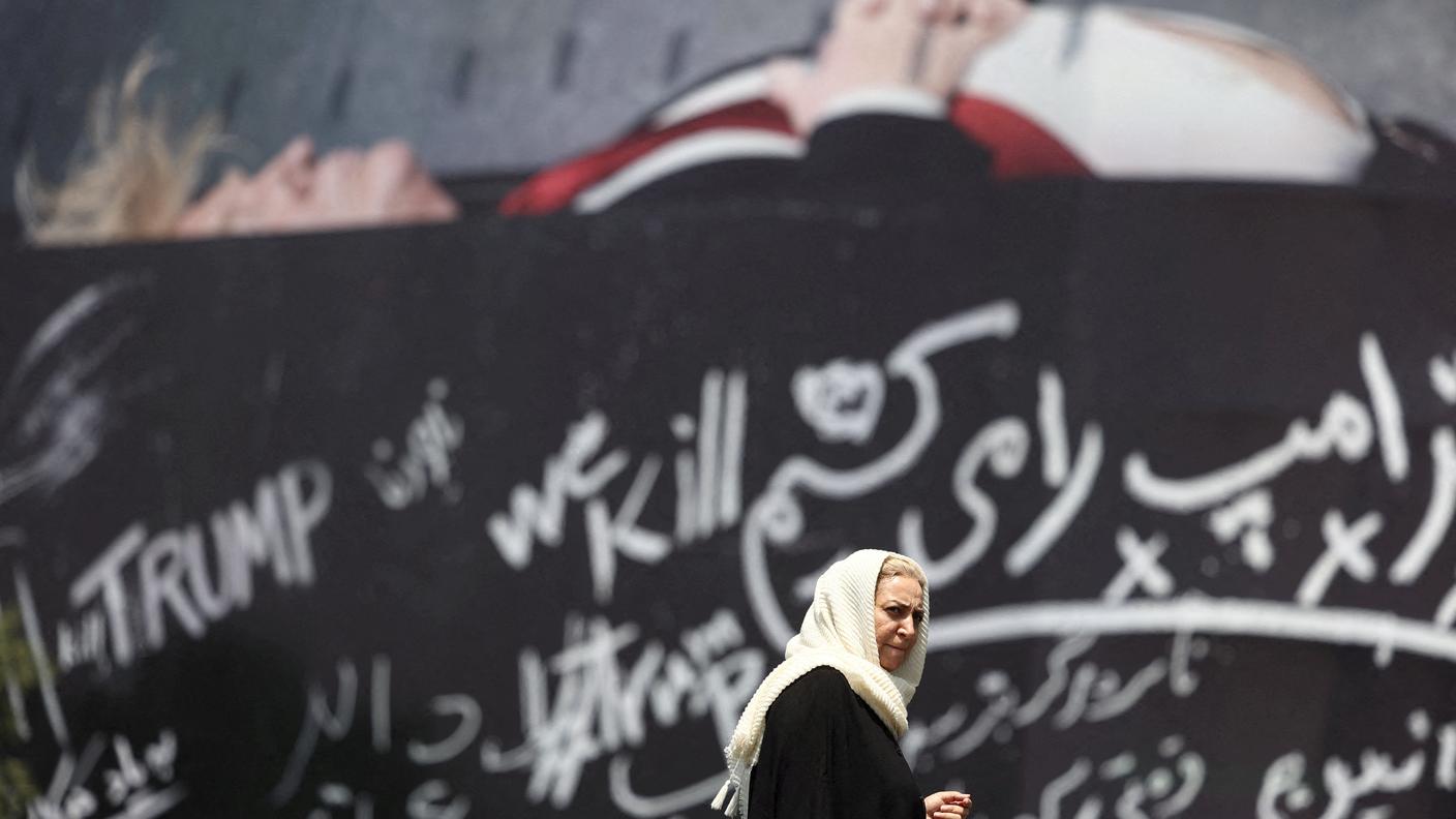 Un manifesto a Teheran raffigura Donald Trump su un letto di morte