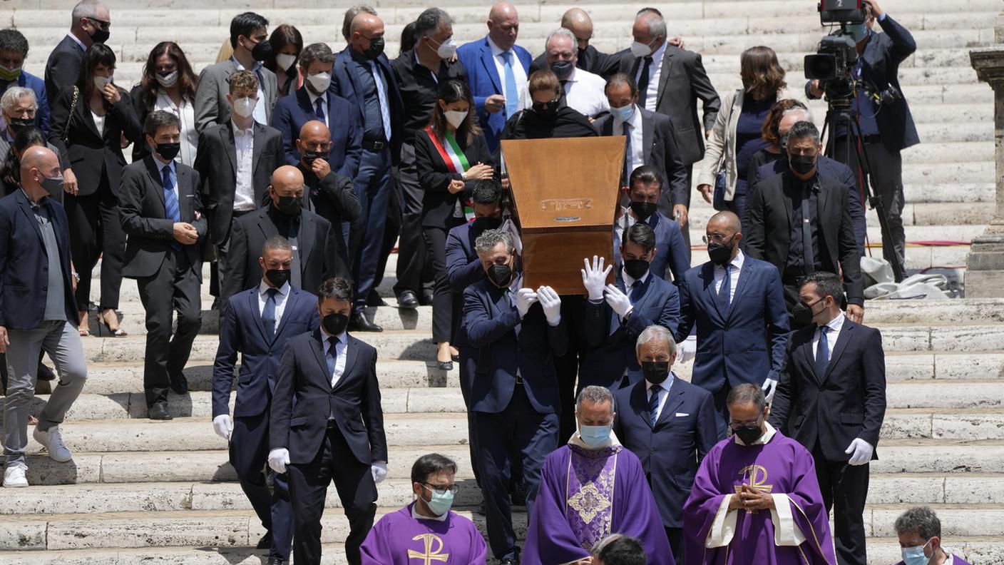 Il feretro sul sagrato della basilica di Santa Maria Arcoeli