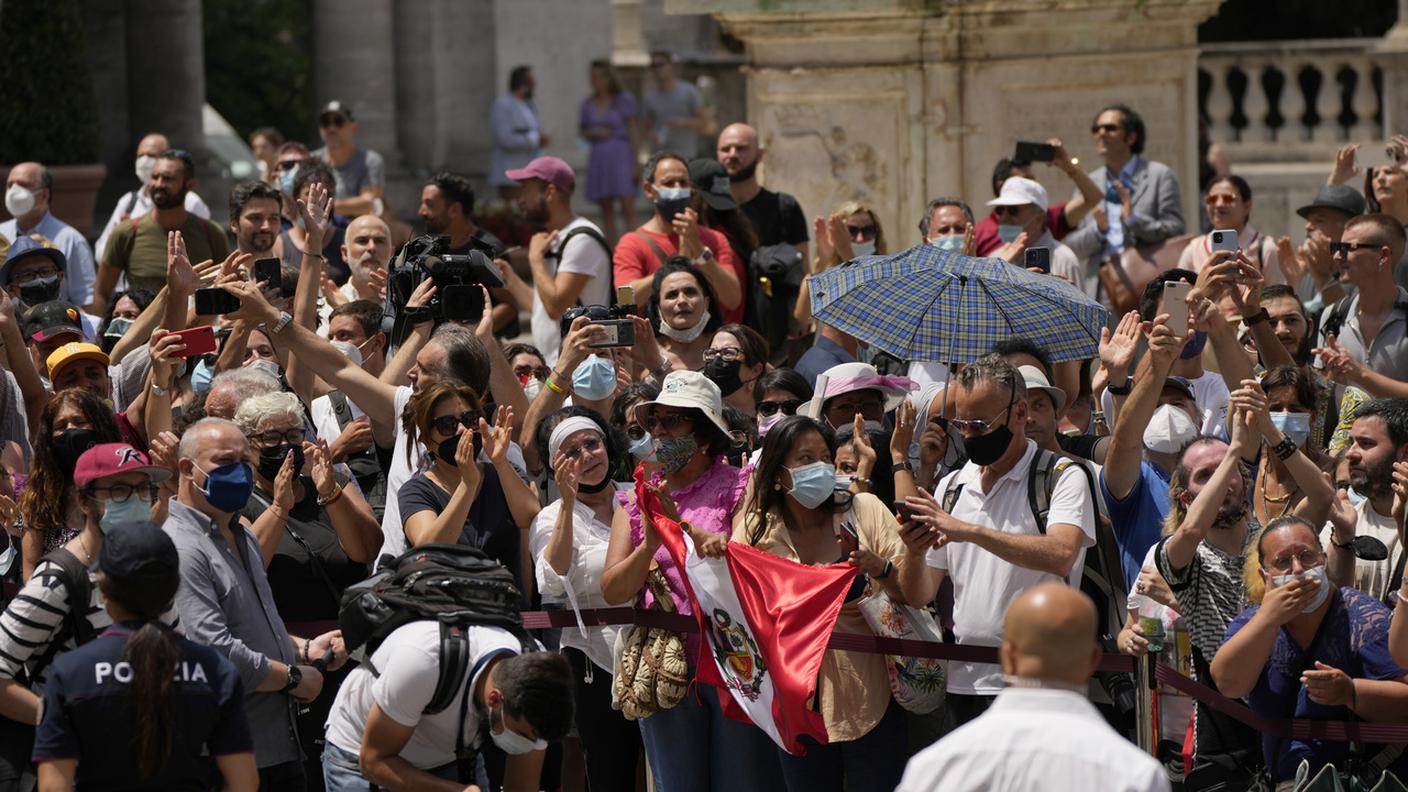 La folla radunata fuori dalla chiesa