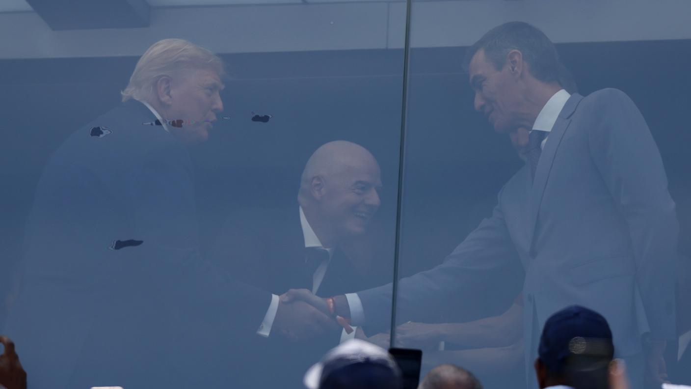 La stretta di mano fra Trump e Sanchez: al centro della foto il presidente della FIFA Gianni Infantino