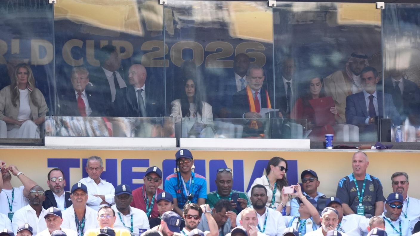 Anche il re di Spagna Felipe VI e la regina Letizia nella tribuna d'onore