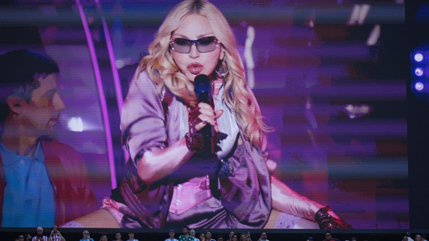 Madonna, qui ripresa in un momento della sua esibizione nello show allestito fra il primo e il secondo tempo del match