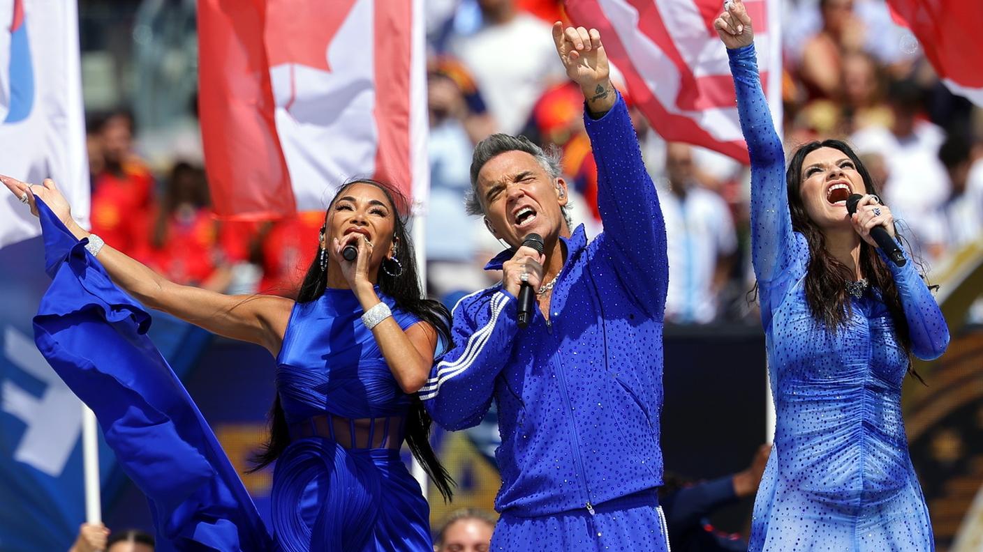 Il numero musicale che ha visto protagonisti Nicole Scherzinger, Robbie Williams e Laura Pausini