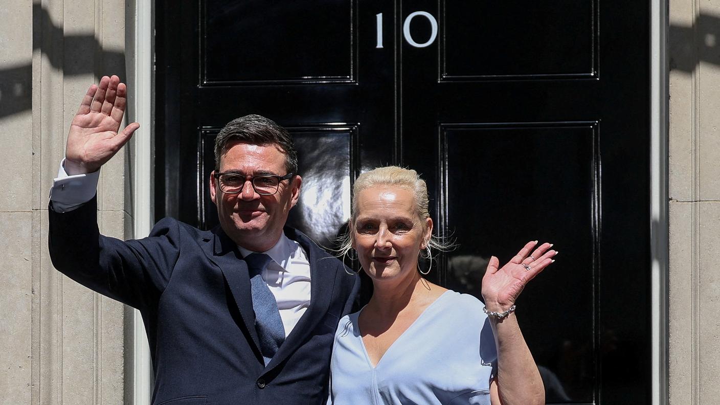 Burnham, con la first lady al fianco, si è mostrato sorridente, sottolineando la sua maggior empatia naturale rispetto all'ingessato predecessore Keir Starmer.
