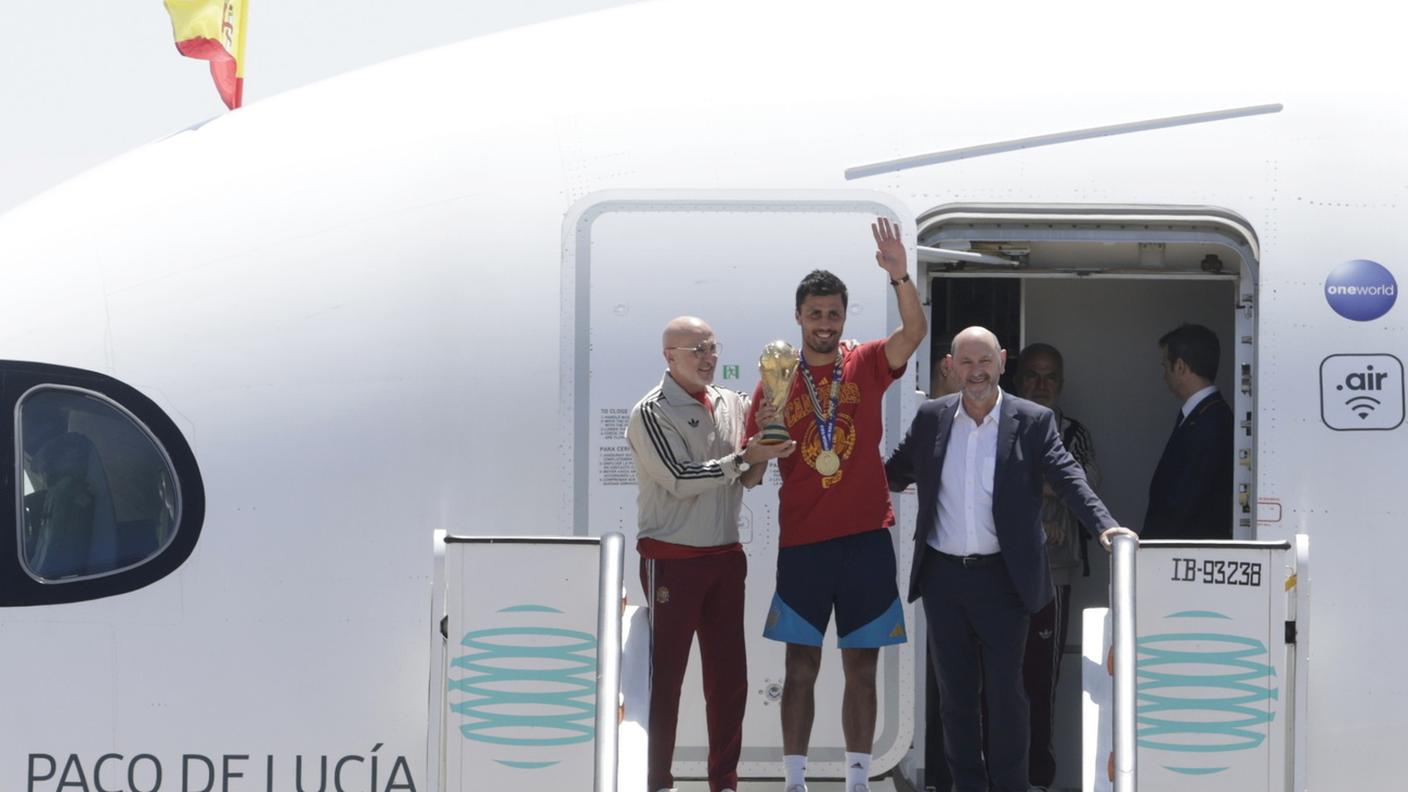 Rodri e la Coppa del mondo, dopo l'arrivo a Madrid dell'aereo con a bordo i giocatori della nazionale iberica