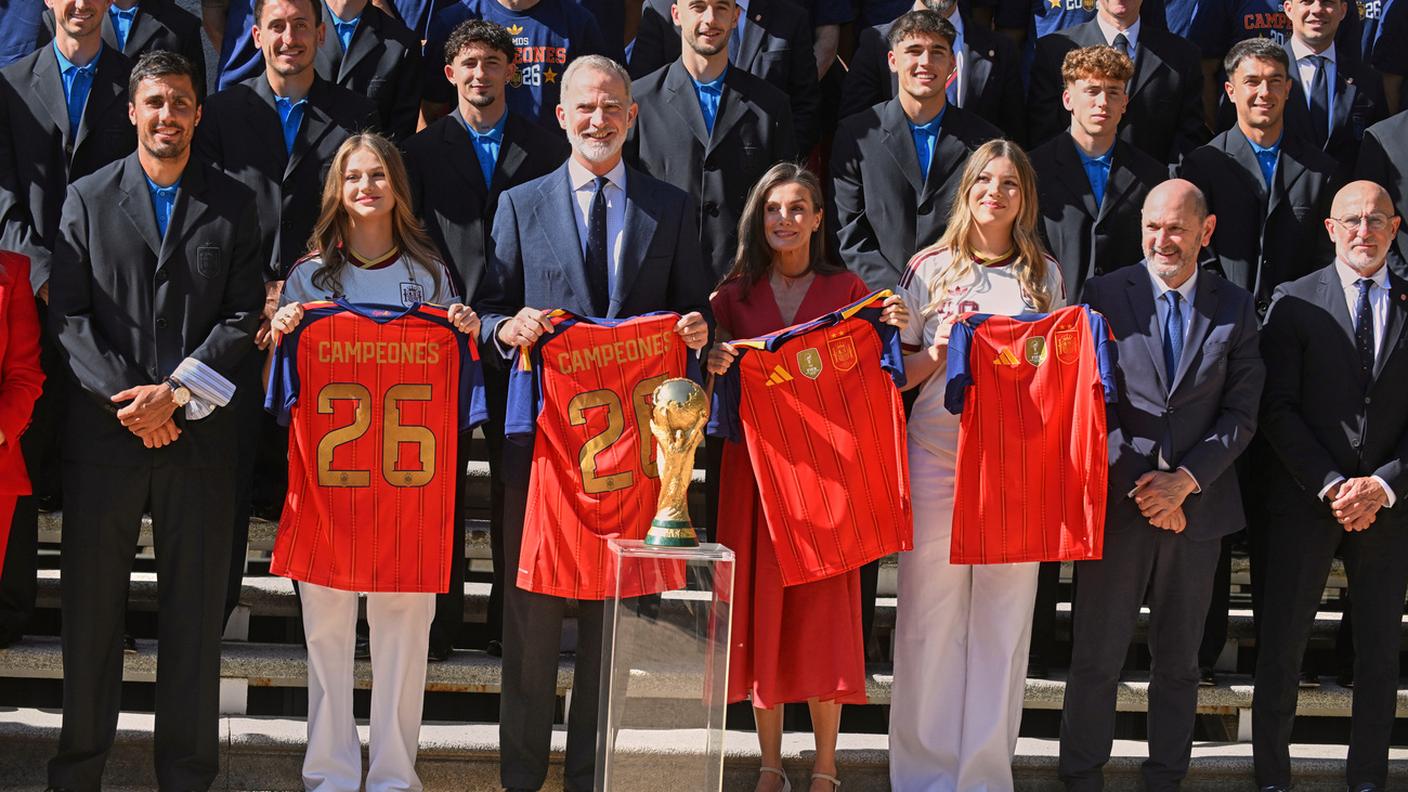 Foto di gruppo: il re Felipe VI insieme alle "furie rosse", dopo il ricevimento alla residenza della casa reale
