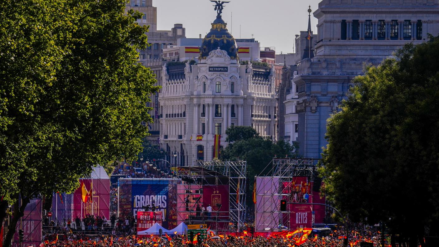 In centinaia di migliaia, ad accogliere le "furie rosse" nelle strade della capitale spagnola