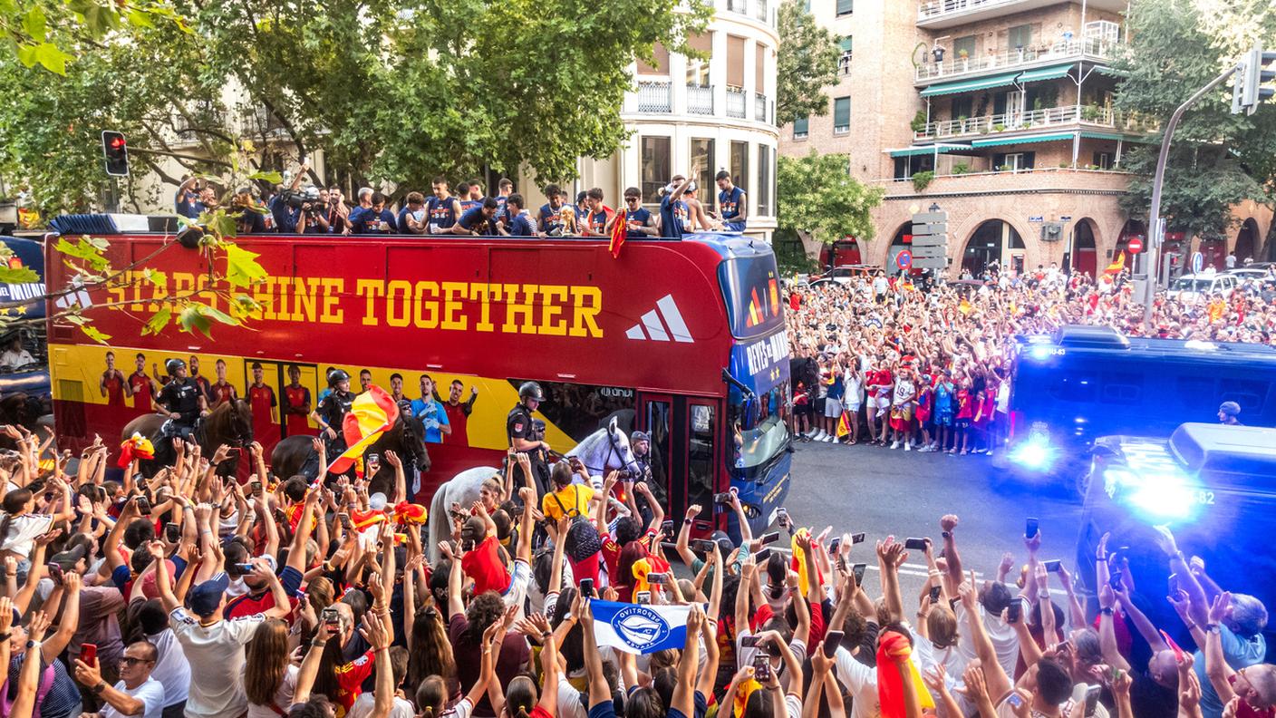 L'autobus a due piani che conduce i giocatori nelle strade di Madrid